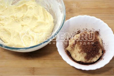 Hochladen соль и муку и быстро замесить тесто. Отделить небольшое количество теста в отдельную миску и добавить какао