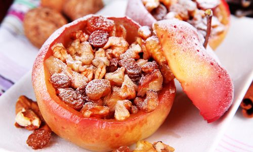 bakt яблоки с изюмом и орехами