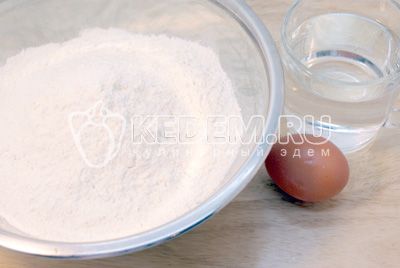 Mehl просеять в глубокую миску. Добавить соль, яйцо и воду