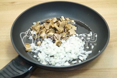 Na сковороде с растительным маслом, обжарить мелко нашинкованный лук и нарезанные размоченные грибы.