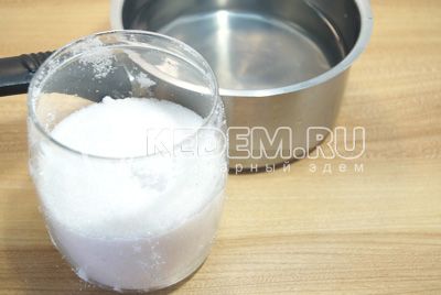 Bereiten сироп, в горячей воде распустить сахар и за кипятить.