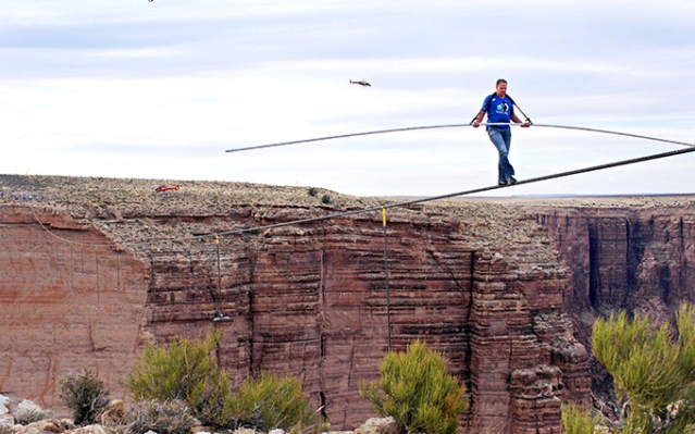 O primeiro equilibrista do mundo que cruzou o Grand Canyon sem seguro. Os mais desesperados extremais do mundo