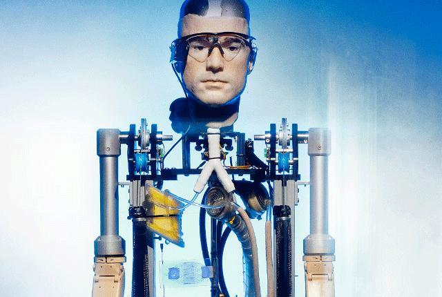 O primeiro homem biônico do mundo anda, fala e respira