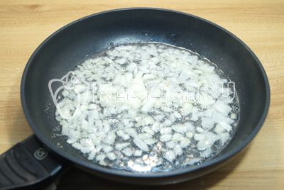 Jemně нашинкованный лук обжарить на сковороде с добавлением 2 ст. ложек растительного масла.