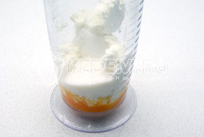 Gemas (2 шт.) взбить с оставшимся творогом и сахаром, добавить ваниль по вкусу