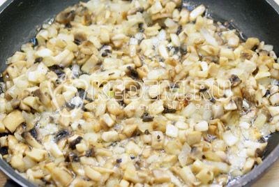 Fritar на растительном масле грибы с луком, в течении 3-5 минут. Снять с плиты и остудить