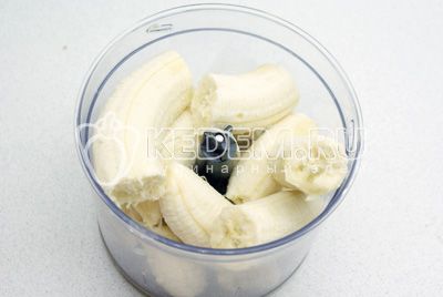 Turn бананы блендером в пюре и добавьте их в тесто