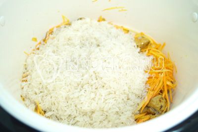 Upload хорошо промыть рис, соль и перемешать.