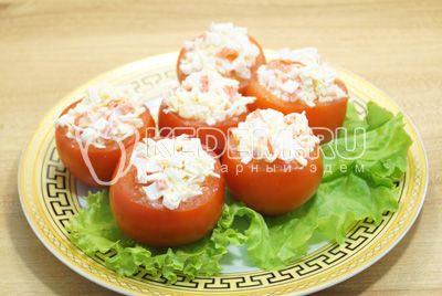 Coisas помидоры начинкой и выложить на блюдо.