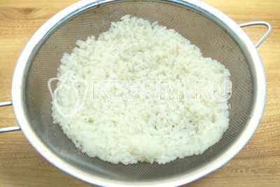 Rice отварить до готовности и откинуть на сито.