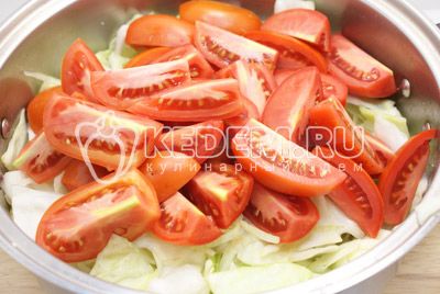 Rajčata вымыть и нарезать четвертинками, добавить к овощам. 