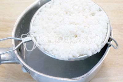 Rice отварить до полу готовности и откинуть на сито. Остудить