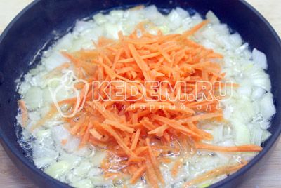 Na 2-3 ложках растительного масла обжарить мелко нашинкованный лук и тертую морковь 1-2 минуты
