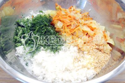 V миске смешать мелко нашинкованный укроп, рис, обжаренные овощи и сухой чеснок. Посолить и поперчить