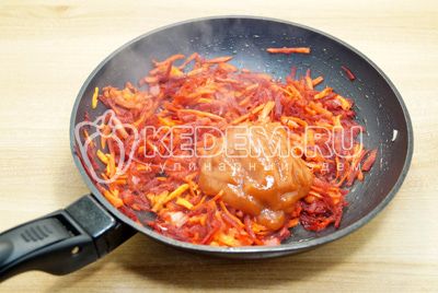 Hochladen томатную пасту и готовить еще 1-2 минуты.