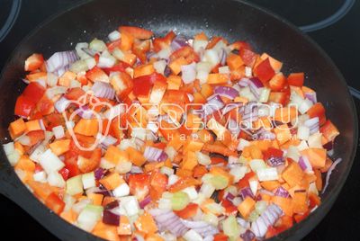 Cenouras, луковицу, стебель сельдерея, болгарский перец нарежьте мелко и тушите с добавлением соли и перца по вкусу под крышкой