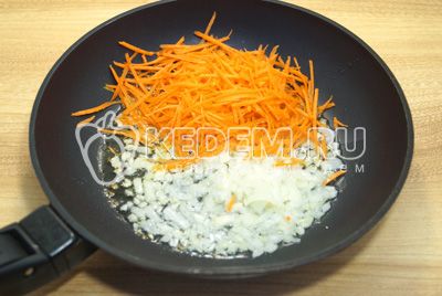 Pe сковороде с растительным маслом обжарить мелко нашинкованный лук и тертую морковь, готовить 2-3 минуты на медленном огне.
