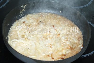 Guisado рис под плотно закрытой крышкой добавляя каждый раз после выпаривания немного кипятка