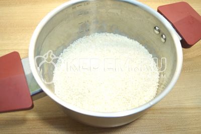 Rice промыть и выложить в кастрюлю.