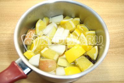 Nahrát фрукты в сотейник и варить еще 2-3 минуты.