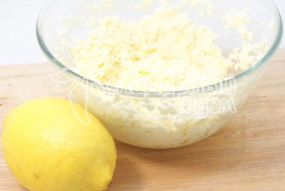 C лимона снять цедру и выдавить сок половины лимона. Цедру и сок лимона добавить в тесто