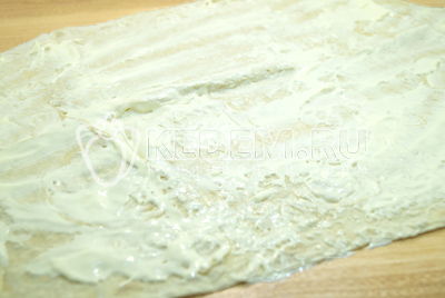 Lavasch развернуть и хорошо промазать плавленным сыром.
