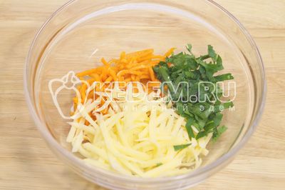 V миске смешать морковь по-корейски, тёртый сыр и мелко нашинкованную зелень