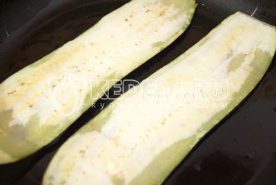 prăji на сковороде с растительным маслом ломтики баклажан с двух сторон.