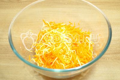Å gni на терке морковь и смешать в миске с сыром.