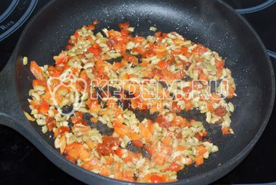 oliven, болгарский перец, 3 помидорки черри нарезать мелко, и обжарить немного с добавлением соли, перца и сока лимона