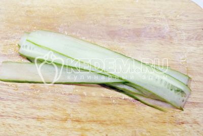 agurk нарезать тонким пластиком с помощью острого ножа или ножа для чистки овощей