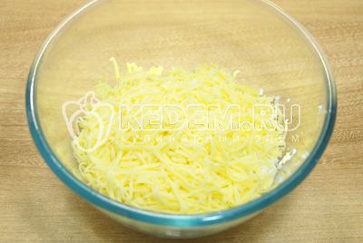 V миске смешать тертый сыр и тертые яйца.