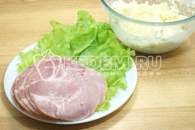 Ham подержать при комнатной температуре, листья салата вымыть.
