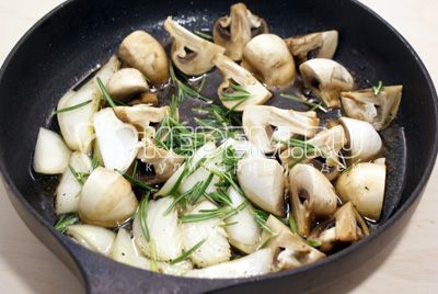 Vydej ven рульку из сковороды и добавить грибы, лук и розмарин. Посолить и обжарить 1-2 минуты