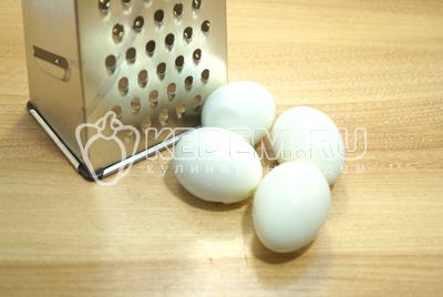 Vařené яйца натереть на терке.