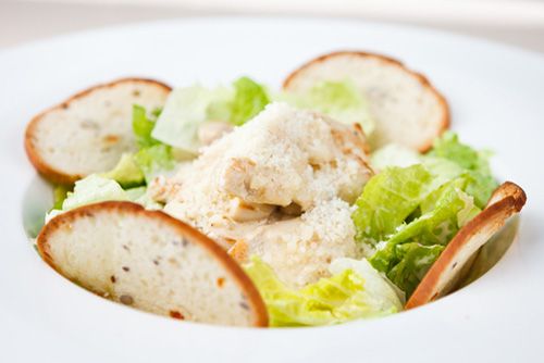 Salada Цезарь с курицей