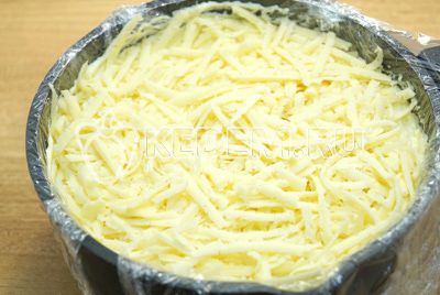 Udostępnij слой тертого сыра.