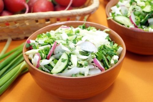 Salada из капусты редиса и огурцов