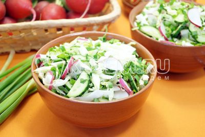 Salada из капусты редиса и огурцов