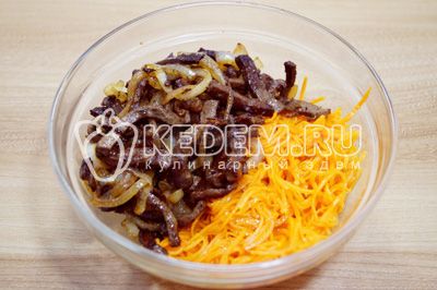 Mischen в миске морковь по-корейски и печень с луком. Дать настояться 30-40 минут. 