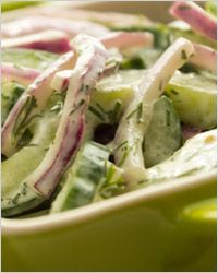 salat из свежих огурцов в сметанном соусе