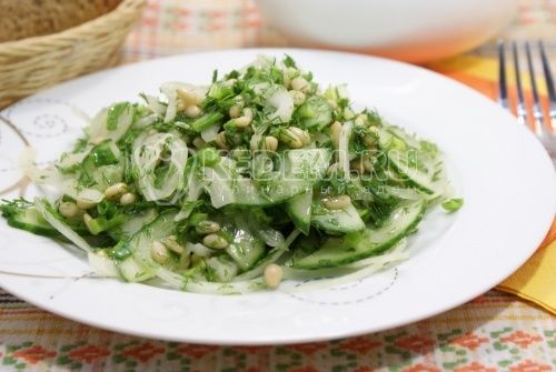 salat из огурцов с кедровыми орешками