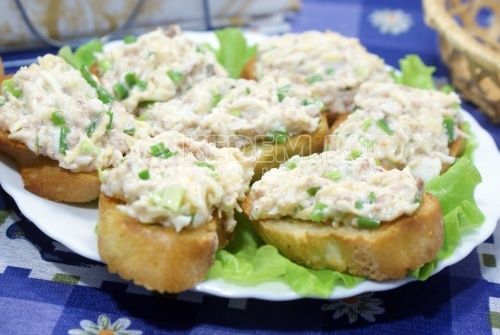 Salát из тунца с яйцом на тостах