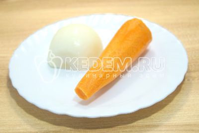 Zwiebeln и морковь очистить.