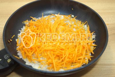 Fry на сковороде с растительным маслом, мелко нашинкованный лук и тертую морковь.