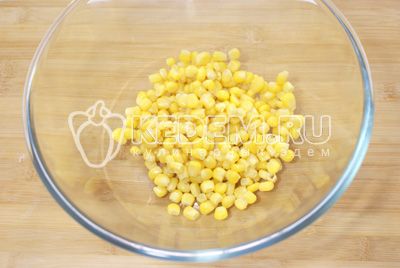 Enlatado кукурузу выложить в миску