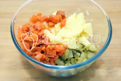 Řezat кубиками картофель, морковь и маринованные огурчики. Сложить в миску