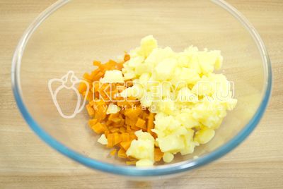 toca в миску небольшими кубиками морковь и картофель.