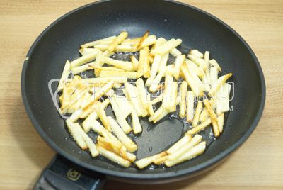 yngel картофель на сковороде с растительным маслом до золотистой корочки.