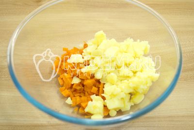 V миску нарезать кубиками морковь и картофель.
